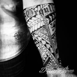 Tatuaże nawiązujące do Maorysów, klimatu wysp Polinezji i stylizacji pierwszych ludzi. Rozbudowane, pełne kształtów wzory idealne na męskie, silne ciała. Doskonale eksponujące tkankę mięśniową. 