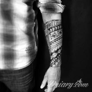 Tatuaże nawiązujące do Maorysów, klimatu wysp Polinezji i stylizacji pierwszych ludzi. Rozbudowane, pełne kształtów wzory idealne na męskie, silne ciała. Doskonale eksponujące tkankę mięśniową. 
