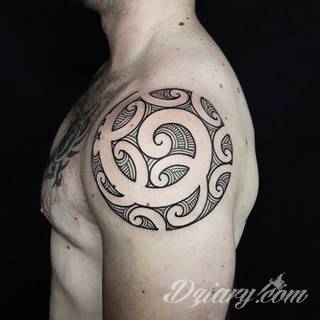 Tatuaże nawiązujące do Maorysów, klimatu wysp Polinezji i stylizacji pierwszych ludzi. Rozbudowane, pełne kształtów wzory idealne na męskie, silne ciała. Doskonale eksponujące tkankę mięśniową. 