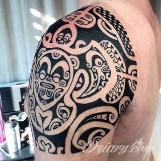 Tatuaże nawiązujące do Maorysów, klimatu wysp Polinezji i stylizacji pierwszych ludzi. Rozbudowane, pełne kształtów wzory idealne na męskie, silne ciała. Doskonale eksponujące tkankę mięśniową. 