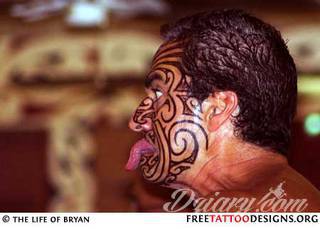 Tatuaże nawiązujące do Maorysów, klimatu wysp Polinezji i stylizacji pierwszych ludzi. Rozbudowane, pełne kształtów wzory idealne na męskie, silne ciała. Doskonale eksponujące tkankę mięśniową. 