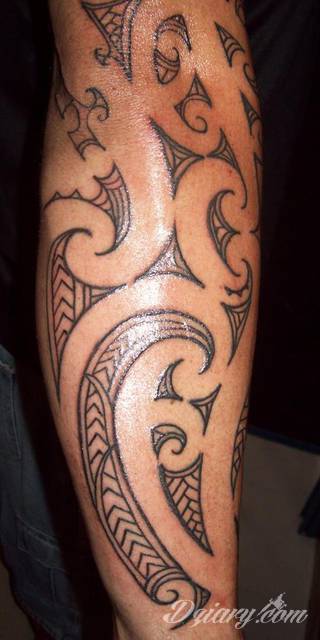 Tatuaże nawiązujące do Maorysów, klimatu wysp Polinezji i stylizacji pierwszych ludzi. Rozbudowane, pełne kształtów wzory idealne na męskie, silne ciała. Doskonale eksponujące tkankę mięśniową. 
