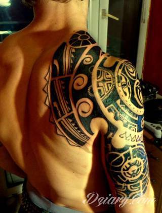 Tatuaże nawiązujące do Maorysów, klimatu wysp Polinezji i stylizacji pierwszych ludzi. Rozbudowane, pełne kształtów wzory idealne na męskie, silne ciała. Doskonale eksponujące tkankę mięśniową. 