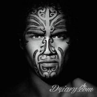 Tatuaże nawiązujące do Maorysów, klimatu wysp Polinezji i stylizacji pierwszych ludzi. Rozbudowane, pełne kształtów wzory idealne na męskie, silne ciała. Doskonale eksponujące tkankę mięśniową. 