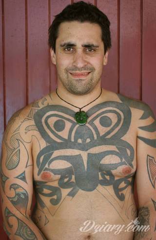 Tatuaże nawiązujące do Maorysów, klimatu wysp Polinezji i stylizacji pierwszych ludzi. Rozbudowane, pełne kształtów wzory idealne na męskie, silne ciała. Doskonale eksponujące tkankę mięśniową. 