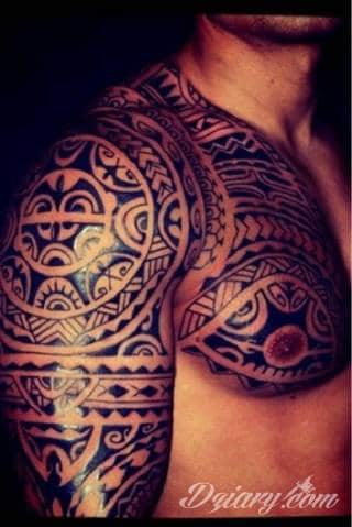 Tatuaże nawiązujące do Maorysów, klimatu wysp Polinezji i stylizacji pierwszych ludzi. Rozbudowane, pełne kształtów wzory idealne na męskie, silne ciała. Doskonale eksponujące tkankę mięśniową. 