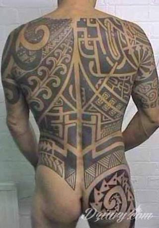 Tatuaże nawiązujące do Maorysów, klimatu wysp Polinezji i stylizacji pierwszych ludzi. Rozbudowane, pełne kształtów wzory idealne na męskie, silne ciała. Doskonale eksponujące tkankę mięśniową. 