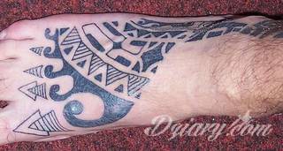 Tatuaże nawiązujące do Maorysów, klimatu wysp Polinezji i stylizacji pierwszych ludzi. Rozbudowane, pełne kształtów wzory idealne na męskie, silne ciała. Doskonale eksponujące tkankę mięśniową. 