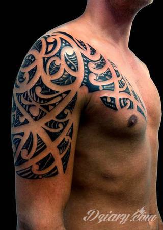 Tatuaże nawiązujące do Maorysów, klimatu wysp Polinezji i stylizacji pierwszych ludzi. Rozbudowane, pełne kształtów wzory idealne na męskie, silne ciała. Doskonale eksponujące tkankę mięśniową. 