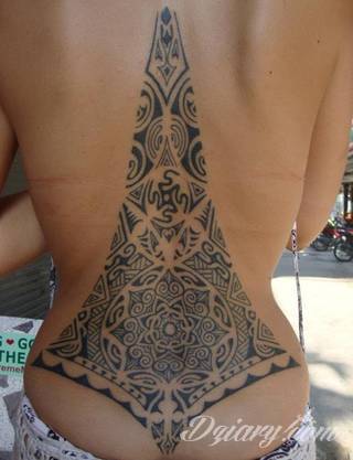 Tatuaże nawiązujące do Maorysów, klimatu wysp Polinezji i stylizacji pierwszych ludzi. Rozbudowane, pełne kształtów wzory idealne na męskie, silne ciała. Doskonale eksponujące tkankę mięśniową. 