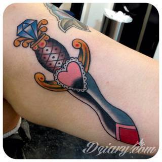 Miecz na skórze pozwala na szczególnie ciekawą grę graficzną. Smukły kształt pozwala na dostosowanie go do konkretnego przedramienia - zarówno kobiety jak i mężczyzny. Ciału nadaje drapieżnego charakteru. 