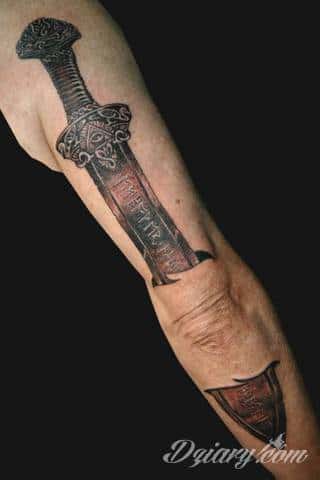 Miecz na skórze pozwala na szczególnie ciekawą grę graficzną. Smukły kształt pozwala na dostosowanie go do konkretnego przedramienia - zarówno kobiety jak i mężczyzny. Ciału nadaje drapieżnego charakteru. 