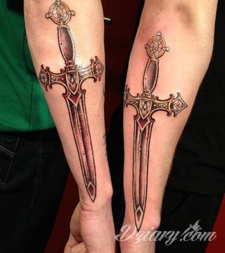 Miecz na skórze pozwala na szczególnie ciekawą grę graficzną. Smukły kształt pozwala na dostosowanie go do konkretnego przedramienia - zarówno kobiety jak i mężczyzny. Ciału nadaje drapieżnego charakteru. 