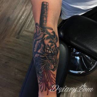 Miecz na skórze pozwala na szczególnie ciekawą grę graficzną. Smukły kształt pozwala na dostosowanie go do konkretnego przedramienia - zarówno kobiety jak i mężczyzny. Ciału nadaje drapieżnego charakteru. 