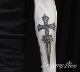 Miecz na skórze pozwala na szczególnie ciekawą grę graficzną. Smukły kształt pozwala na dostosowanie go do konkretnego przedramienia - zarówno kobiety jak i mężczyzny. Ciału nadaje drapieżnego charakteru. 