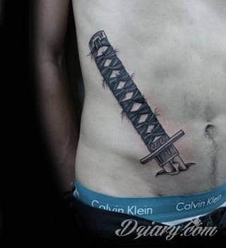 Miecz na skórze pozwala na szczególnie ciekawą grę graficzną. Smukły kształt pozwala na dostosowanie go do konkretnego przedramienia - zarówno kobiety jak i mężczyzny. Ciału nadaje drapieżnego charakteru. 