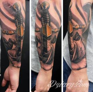 Miecz na skórze pozwala na szczególnie ciekawą grę graficzną. Smukły kształt pozwala na dostosowanie go do konkretnego przedramienia - zarówno kobiety jak i mężczyzny. Ciału nadaje drapieżnego charakteru. 