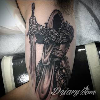 Miecz na skórze pozwala na szczególnie ciekawą grę graficzną. Smukły kształt pozwala na dostosowanie go do konkretnego przedramienia - zarówno kobiety jak i mężczyzny. Ciału nadaje drapieżnego charakteru. 