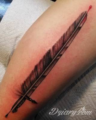 Miecz na skórze pozwala na szczególnie ciekawą grę graficzną. Smukły kształt pozwala na dostosowanie go do konkretnego przedramienia - zarówno kobiety jak i mężczyzny. Ciału nadaje drapieżnego charakteru. 