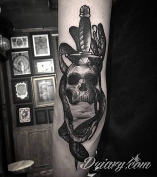 Miecz na skórze pozwala na szczególnie ciekawą grę graficzną. Smukły kształt pozwala na dostosowanie go do konkretnego przedramienia - zarówno kobiety jak i mężczyzny. Ciału nadaje drapieżnego charakteru. 