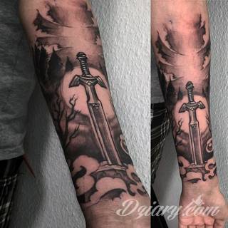 Miecz na skórze pozwala na szczególnie ciekawą grę graficzną. Smukły kształt pozwala na dostosowanie go do konkretnego przedramienia - zarówno kobiety jak i mężczyzny. Ciału nadaje drapieżnego charakteru. 