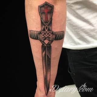 Miecz na skórze pozwala na szczególnie ciekawą grę graficzną. Smukły kształt pozwala na dostosowanie go do konkretnego przedramienia - zarówno kobiety jak i mężczyzny. Ciału nadaje drapieżnego charakteru. 