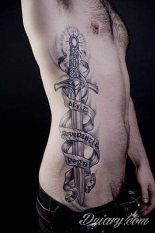 Miecz na skórze pozwala na szczególnie ciekawą grę graficzną. Smukły kształt pozwala na dostosowanie go do konkretnego przedramienia - zarówno kobiety jak i mężczyzny. Ciału nadaje drapieżnego charakteru. 