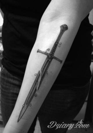 Miecz na skórze pozwala na szczególnie ciekawą grę graficzną. Smukły kształt pozwala na dostosowanie go do konkretnego przedramienia - zarówno kobiety jak i mężczyzny. Ciału nadaje drapieżnego charakteru. 