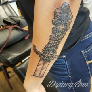 Miecz na skórze pozwala na szczególnie ciekawą grę graficzną. Smukły kształt pozwala na dostosowanie go do konkretnego przedramienia - zarówno kobiety jak i mężczyzny. Ciału nadaje drapieżnego charakteru. 