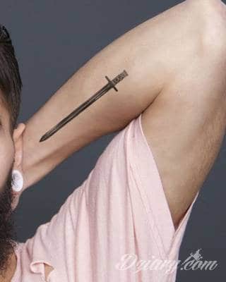 Miecz na skórze pozwala na szczególnie ciekawą grę graficzną. Smukły kształt pozwala na dostosowanie go do konkretnego przedramienia - zarówno kobiety jak i mężczyzny. Ciału nadaje drapieżnego charakteru. 