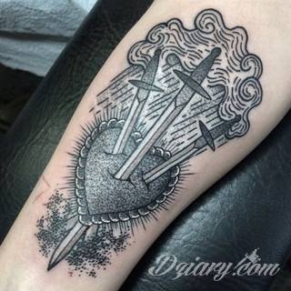 Miecz na skórze pozwala na szczególnie ciekawą grę graficzną. Smukły kształt pozwala na dostosowanie go do konkretnego przedramienia - zarówno kobiety jak i mężczyzny. Ciału nadaje drapieżnego charakteru. 