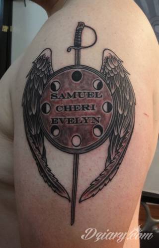 Miecz na skórze pozwala na szczególnie ciekawą grę graficzną. Smukły kształt pozwala na dostosowanie go do konkretnego przedramienia - zarówno kobiety jak i mężczyzny. Ciału nadaje drapieżnego charakteru. 