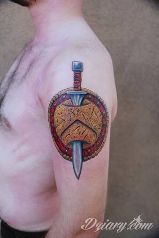 Miecz na skórze pozwala na szczególnie ciekawą grę graficzną. Smukły kształt pozwala na dostosowanie go do konkretnego przedramienia - zarówno kobiety jak i mężczyzny. Ciału nadaje drapieżnego charakteru. 