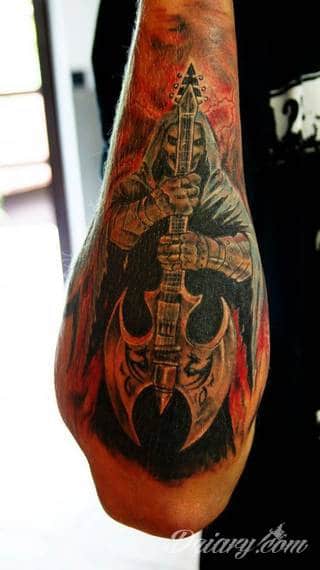 Miecz na skórze pozwala na szczególnie ciekawą grę graficzną. Smukły kształt pozwala na dostosowanie go do konkretnego przedramienia - zarówno kobiety jak i mężczyzny. Ciału nadaje drapieżnego charakteru. 