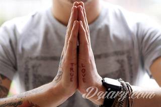 Tatuaże miłosne; aforyzmy i cytaty podkreślające siłę uczucia, ale również oryginalne formaty graficzne oparte na motywie podwójnych ozdobień. Tatuaże dla zakochanych w każdym wieku. 