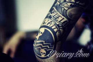 Tatuaże miłosne; aforyzmy i cytaty podkreślające siłę uczucia, ale również oryginalne formaty graficzne oparte na motywie podwójnych ozdobień. Tatuaże dla zakochanych w każdym wieku. 