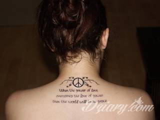 Tatuaże miłosne; aforyzmy i cytaty podkreślające siłę uczucia, ale również oryginalne formaty graficzne oparte na motywie podwójnych ozdobień. Tatuaże dla zakochanych w każdym wieku. 