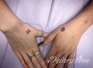 Skromne w formie tatuaże minimalistyczne ograniczające się do niewielkich kształtów i oparte na jednym kolorze. Doskonałe dla osób pragnących w niewielki sposób symbolizować konkretny przekaz. 