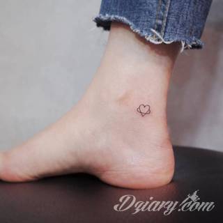 Skromne w formie tatuaże minimalistyczne ograniczające się do niewielkich kształtów i oparte na jednym kolorze. Doskonałe dla osób pragnących w niewielki sposób symbolizować konkretny przekaz. 