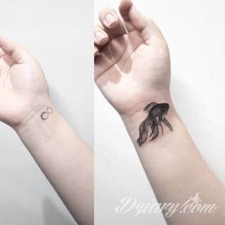 Skromne w formie tatuaże minimalistyczne ograniczające się do niewielkich kształtów i oparte na jednym kolorze. Doskonałe dla osób pragnących w niewielki sposób symbolizować konkretny przekaz. 