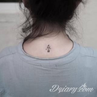 Skromne w formie tatuaże minimalistyczne ograniczające się do niewielkich kształtów i oparte na jednym kolorze. Doskonałe dla osób pragnących w niewielki sposób symbolizować konkretny przekaz. 