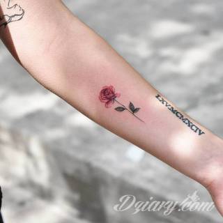 Skromne w formie tatuaże minimalistyczne ograniczające się do niewielkich kształtów i oparte na jednym kolorze. Doskonałe dla osób pragnących w niewielki sposób symbolizować konkretny przekaz. 