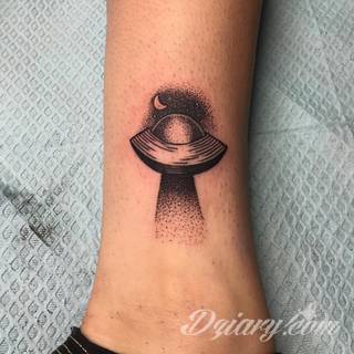 Skromne w formie tatuaże minimalistyczne ograniczające się do niewielkich kształtów i oparte na jednym kolorze. Doskonałe dla osób pragnących w niewielki sposób symbolizować konkretny przekaz. 