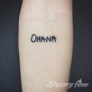 Skromne w formie tatuaże minimalistyczne ograniczające się do niewielkich kształtów i oparte na jednym kolorze. Doskonałe dla osób pragnących w niewielki sposób symbolizować konkretny przekaz. 