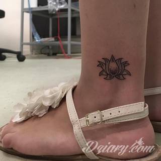 Skromne w formie tatuaże minimalistyczne ograniczające się do niewielkich kształtów i oparte na jednym kolorze. Doskonałe dla osób pragnących w niewielki sposób symbolizować konkretny przekaz. 