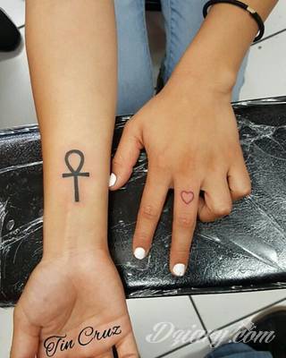 Skromne w formie tatuaże minimalistyczne ograniczające się do niewielkich kształtów i oparte na jednym kolorze. Doskonałe dla osób pragnących w niewielki sposób symbolizować konkretny przekaz. 