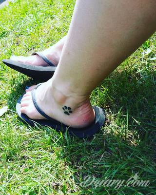 Skromne w formie tatuaże minimalistyczne ograniczające się do niewielkich kształtów i oparte na jednym kolorze. Doskonałe dla osób pragnących w niewielki sposób symbolizować konkretny przekaz. 