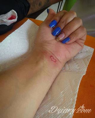 Skromne w formie tatuaże minimalistyczne ograniczające się do niewielkich kształtów i oparte na jednym kolorze. Doskonałe dla osób pragnących w niewielki sposób symbolizować konkretny przekaz. 