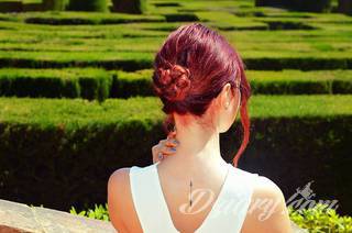 Skromne w formie tatuaże minimalistyczne ograniczające się do niewielkich kształtów i oparte na jednym kolorze. Doskonałe dla osób pragnących w niewielki sposób symbolizować konkretny przekaz. 