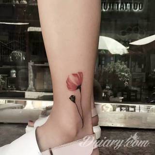 Skromne w formie tatuaże minimalistyczne ograniczające się do niewielkich kształtów i oparte na jednym kolorze. Doskonałe dla osób pragnących w niewielki sposób symbolizować konkretny przekaz. 